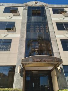 Hotel Santa Fé في بونتا غروسا: مبنى عليه لافته مكتوب عليها فندق سوفت