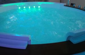 Una gran bañera con agua azul. en Platani Hotel, en Bolsena