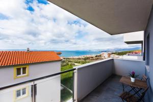 balcone con vista sull'oceano di Premium holiday home Maslina in Podstrana a Podstrana