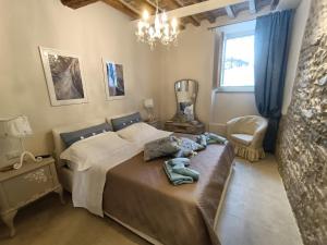 una camera con letto e lampadario a braccio di AriediParma - Rooms&apartments a Parma