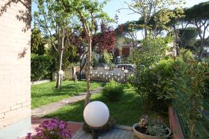 马里纳-迪卡斯塔涅托Appartamento indipendente con Giardino ideale per famiglie的庭院里种着树的花园