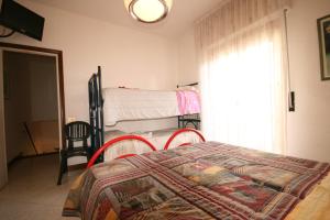 马里纳-迪卡斯塔涅托Appartamento indipendente con Giardino ideale per famiglie的一间卧室，配有一张床和两张双层床