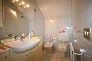 马里纳-迪卡斯塔涅托Appartamento indipendente con Giardino ideale per famiglie的带水槽和马桶的浴室 更多6张照片