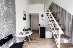Apartamento pequeño con escalera y cocina en Rio's Stylish Central Flats, en Budapest