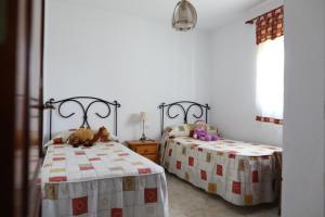 A bed or beds in a room at Chalet con piscina, amplio jardin y aire acondicionado