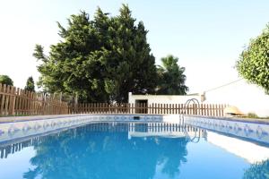 The swimming pool at or close to Chalet con piscina, amplio jardin y aire acondicionado