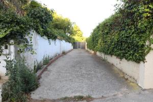 Kép Chalet con piscina, amplio jardin y aire acondicionado szállásáról Chiclana de la Fronterában a galériában