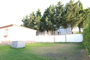 A garden outside Chalet con piscina, amplio jardin y aire acondicionado