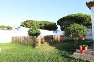 A garden outside Chalet con piscina, amplio jardin y aire acondicionado