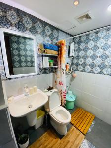 Een badkamer bij Spacious Condo w/ pool, FREE HIGHSPEED wifi and near Mactan Airport
