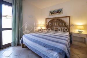Postel nebo postele na pokoji v ubytování L305 - Porto Mannu suggestivo villino sul mare