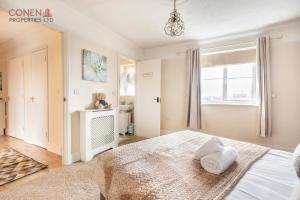 1 dormitorio con cama y ventana en Stunning 2-Bed Apartment in Grays, en West Thurrock