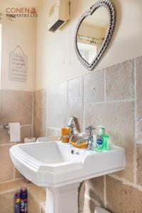 a bathroom with a white sink and a mirror at Stunning 2-Bed Apartment in Grays in West Thurrock