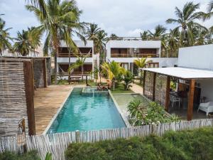 an aerial view of a house with a swimming pool at Villa Siriguela in Icaraí