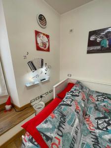 Dormitorio pequeño con cama y pared en B&B La Fisarmonica en Bastia Umbra