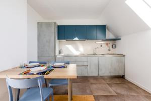 Kuchyň nebo kuchyňský kout v ubytování Modern APT with Terrace, WIFI & AC
