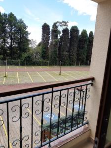 a tennis court on a balcony with a tennis court at Vista Azul Apart Hotel - Vista Pinheiros in Domingos Martins