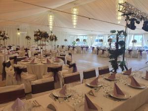 una grande tenda bianca con tavoli e sedie di Complex Europa L.G a Ploieşti