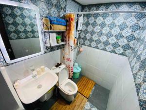 een kleine badkamer met een wastafel en een toilet bij Spacious Condo w/ pool, FREE HIGHSPEED wifi and near Mactan Airport in Lo-oc