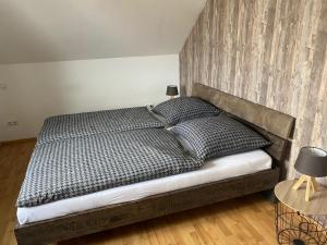 ein Schlafzimmer mit einem Bett mit zwei Kissen darauf in der Unterkunft Ferienwohnung zum Spessart in Lohr