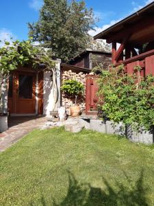 podwórko z domem z drzwiami i trawą w obiekcie Ubytování v soukromí Klima w Czeskim Krumlovie