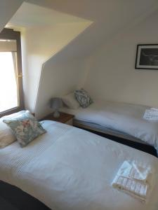 1 dormitorio con 2 camas y ventana en The Loft, Inverness, en Inverness