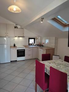 Kuchyň nebo kuchyňský kout v ubytování Apartments Dunja Hvar