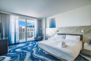 En eller flere senger på et rom på W Residences Fort Lauderdale Luxury Suites Across from Fort Lauderdale Beach