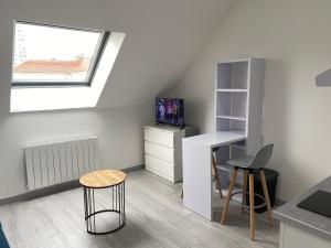 a small room with a desk and a window at Casamara 3 studio au coeur du parc de la Hotoie in Amiens