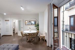 A seating area at tuGuest S.Pedro Apartments