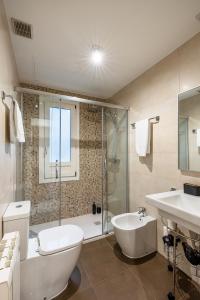 A bathroom at tuGuest S.Pedro Apartments Még 12 kép