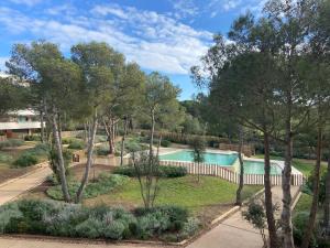 Bazén v ubytovaní Calma S'Alguer Luxury Beach Apartment alebo v jeho blízkosti