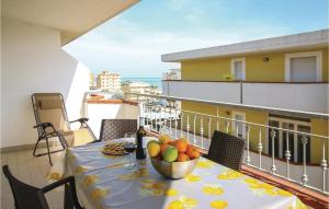 un tavolo con un cesto di frutta sul balcone di Casa Rachele ad Alba Adriatica