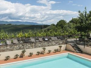 una piscina en la parte superior de una casa con una montaña en Attractive cottage in S Donato in Collina with garden, en Rignano sullʼArno