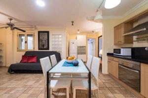 eine Küche und ein Wohnzimmer mit einem Tisch und Stühlen in der Unterkunft MCD Carlos Family House in Las Palmas de Gran Canaria
