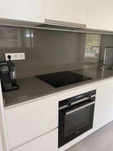 Kuchyňa alebo kuchynka v ubytovaní Calma S'Alguer Luxury Beach Apartment
