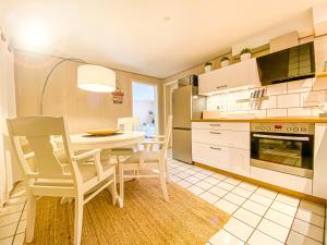cocina con mesa y sillas en una habitación en Ferienwohnung Im Sachsenwald en Dassendorf