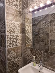 bagno con lavandino e specchio di Jetpak Alternative Eco Hostel a Salonicco