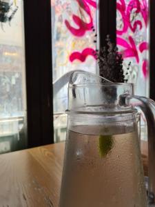 Jetpak Alternative Eco Hostel في سلانيك: وجود جرة ماء زجاجية على طاولة
