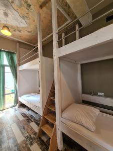 Postel nebo postele na pokoji v ubytování Jetpak Alternative Eco Hostel