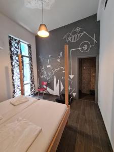 Jetpak Alternative Eco Hostel tesisinde bir odada yatak veya yataklar