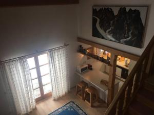 een woonkamer met een trap en een raam bij Gundhabing flat in Kitzbühel