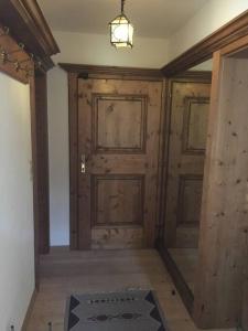 an empty room with wooden doors and a light at Gundhabing flat in Kitzbühel