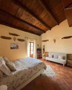 ein Schlafzimmer mit einem großen Bett und einem Sofa in der Unterkunft Kasa Kala Rooms & Apartments in Palermo