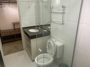 La salle de bains est pourvue de toilettes et d'un lavabo. dans l'établissement Pousada Morada Caninde, à Alto Paraíso de Goiás
