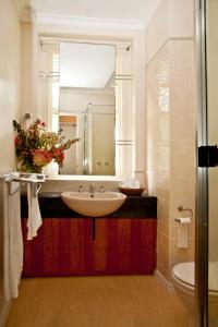 a bathroom with a sink and a mirror at Linaker Art Deco Motel in Beechworth