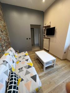 a living room with a couch and a table at L’ÉMERAUDE 3 in Chalons en Champagne