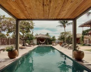 a swimming pool with a wooden ceiling over it at Casa dos Irmãos in Prea