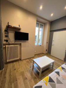 ein Wohnzimmer mit einem Sofa und einem Tisch in der Unterkunft L’ÉMERAUDE 3 in Châlons-en-Champagne