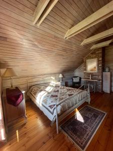 1 dormitorio con cama y techo de madera en Begedziu misko sodyba, en Grynaičiai